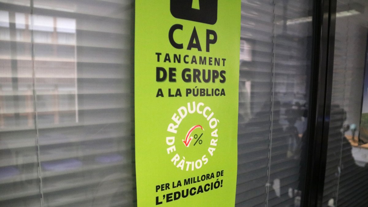 Cartel sindical contra el cierre de líneas en la escuela pública.