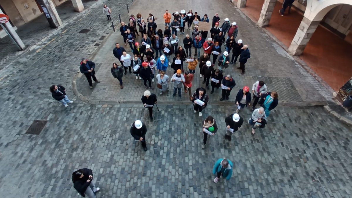 Manifestantes llegando al Ayuntamiento con cascos para denunciar el mal estado de las casas.