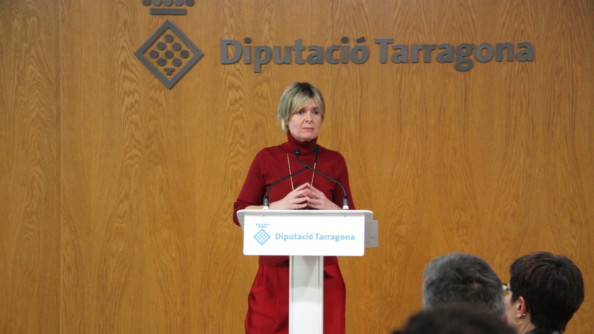 La presidenta de la Diputació de Tarragona, Noemí Llauradó, durant l'atenció a mitjans d'aquest dimecres