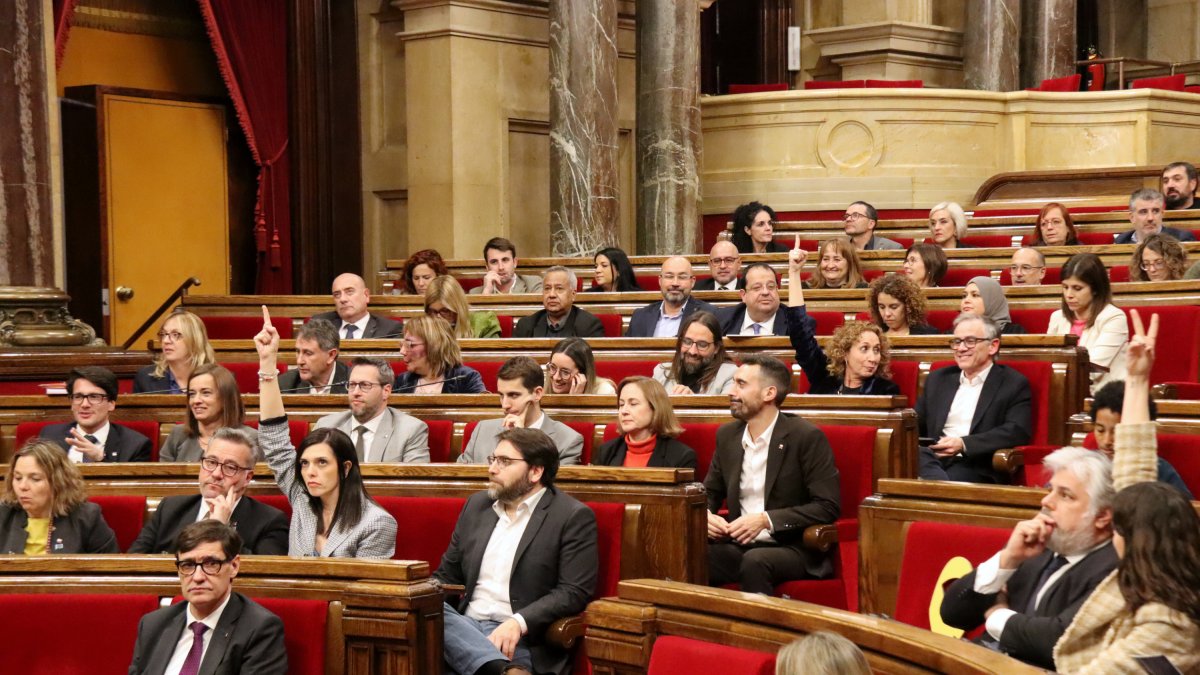 El pleno del Parlamento votando este miércoles la ley que revierte los beneficios fiscales al Hard Rock