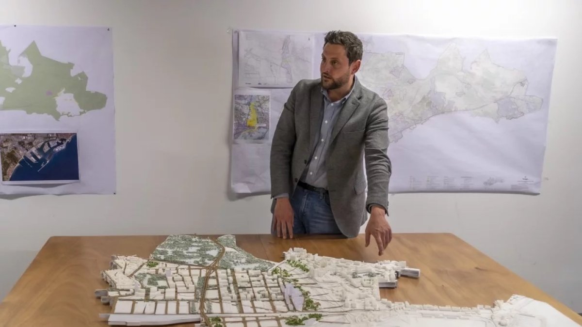 L’alcalde Viñuales amb la maqueta del projecte.