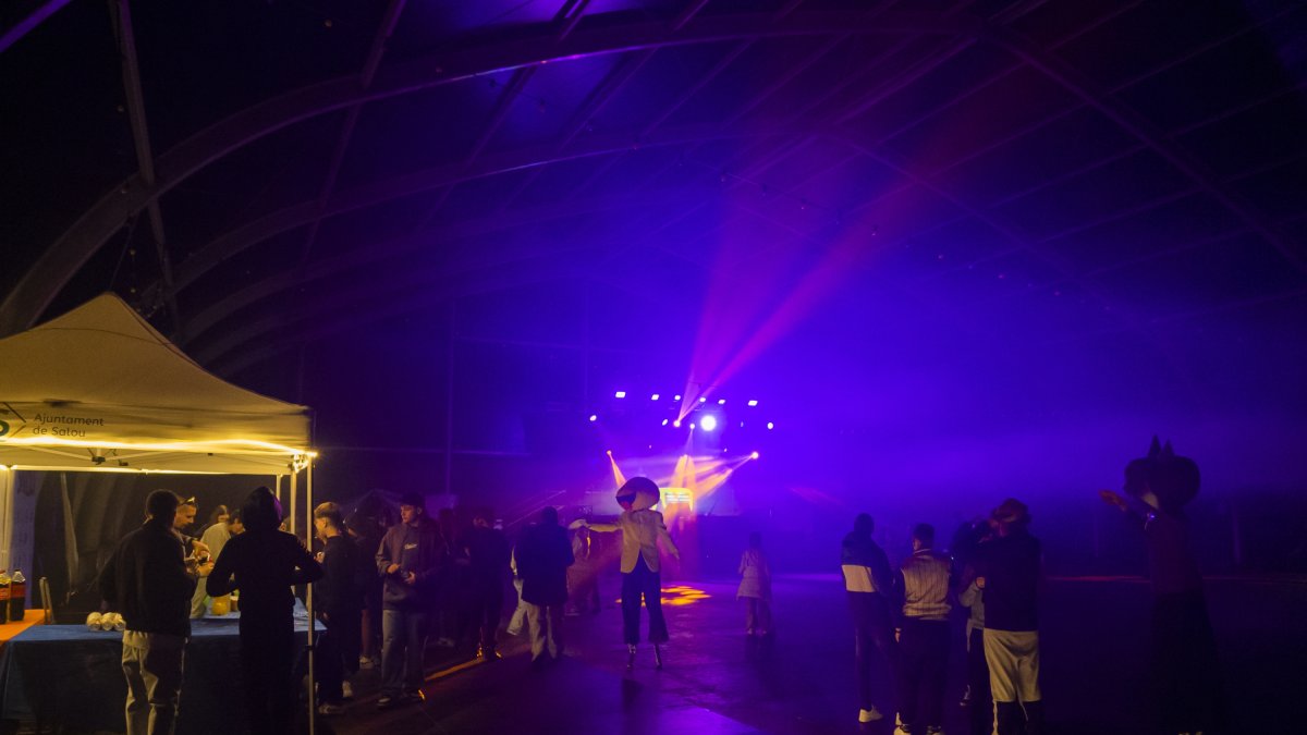Imatge de la Glow Teen Disco celebrada ahir a l’envelat.
