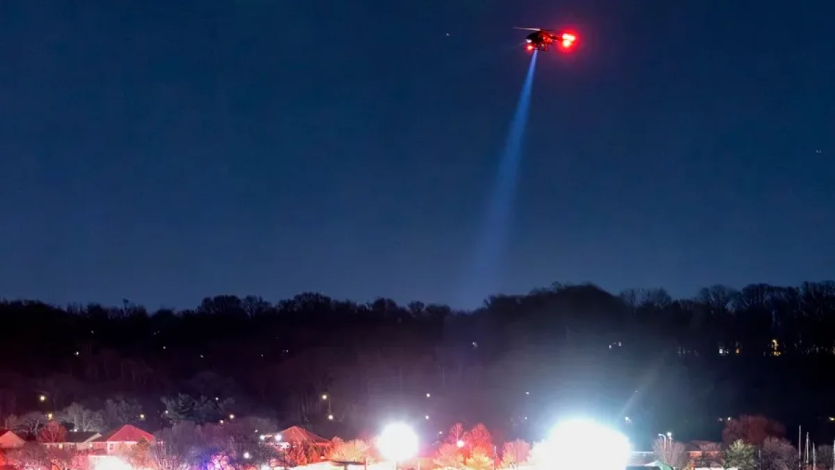 Els equips de rescat busquen al riu Potomac les víctimes de l'accident d'avió que ha xocat contra un helicòpter militar.