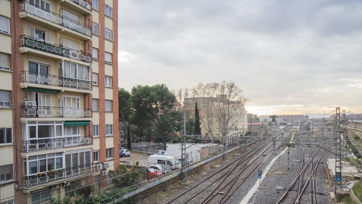 En diferents punts de la ciutat, hi ha zones residencials a escassos metres de les vies de tren.