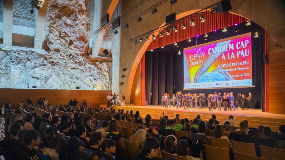 Los alumnos de los centros educativos participantes pudieron disfrutar de diferentes actuaciones con canciones y bailes de todo tipo, con la misma temática de la mediación y la educación por la paz.
