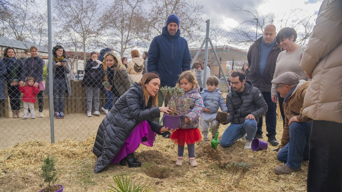 La alcaldesa de Reus, Sandra Guaita, acompañando en la plantación simbólica del jardín pequeño de la EBM el Lligabosc.