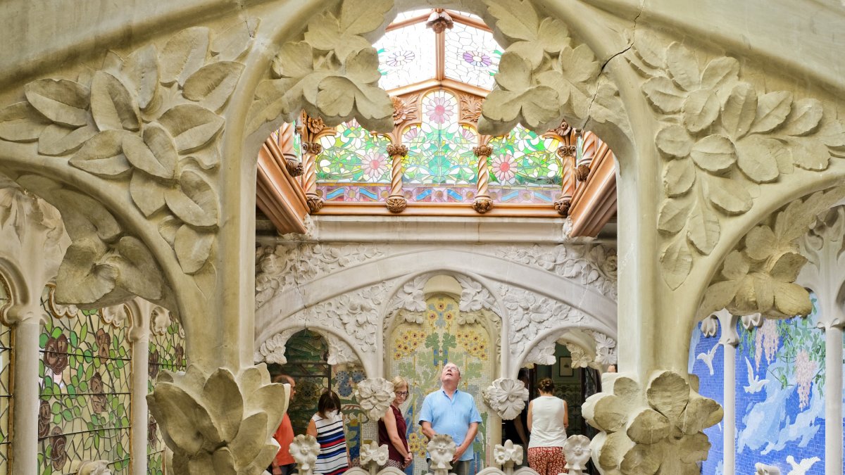 Imagen de unos turistas visitando la Casa Navàs.