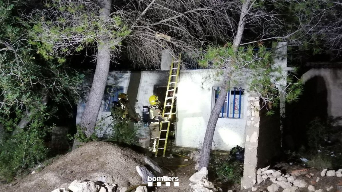 Un bombero trabajando en el incendio en Altafulla.