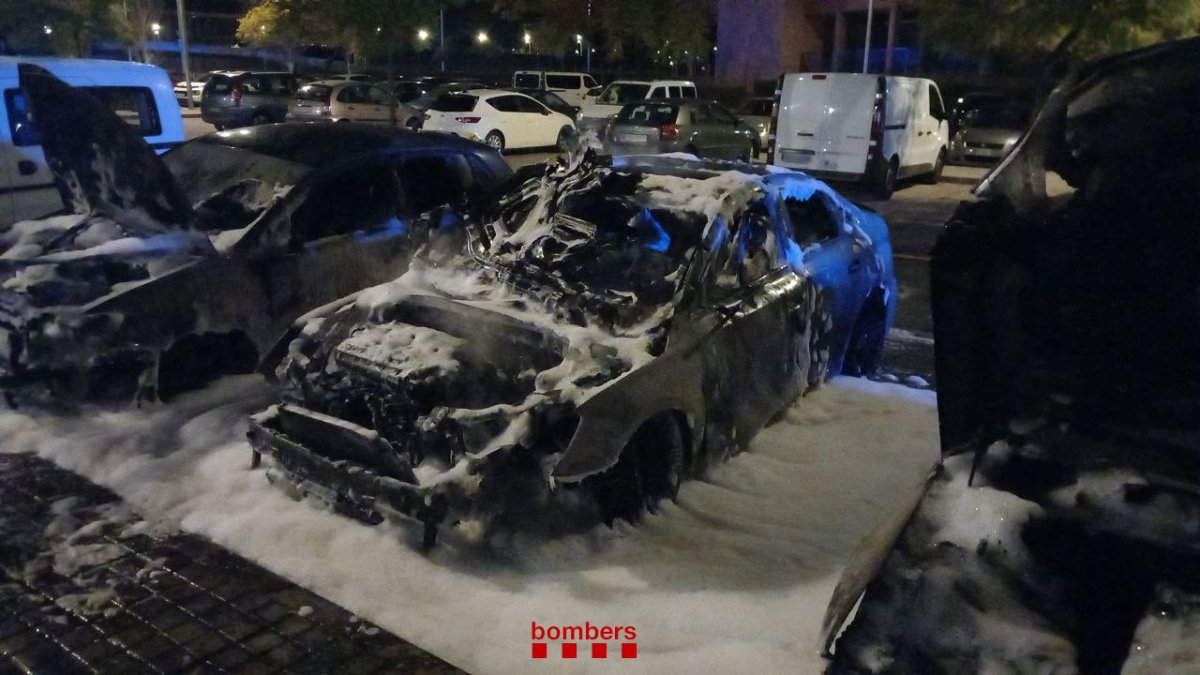 Imagen de los tres coches quemados en un parking de Campclar.