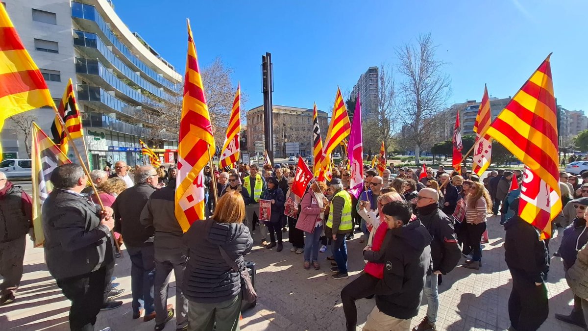 La manifestación tuvo lugar delante de la Subdelegación del Gobierno central, bajo el lema ‘Con los derechos de la gente no se juega.