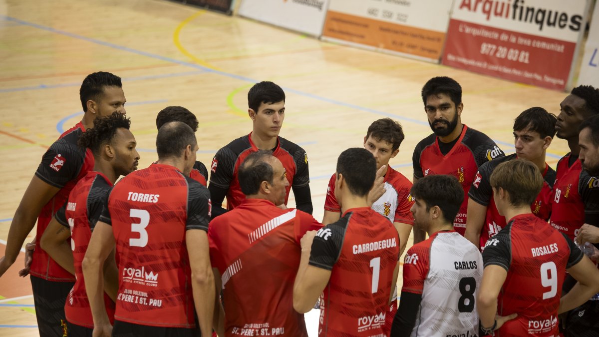 Els jugadors del CV Sant Pere i Sant Pau rebent instruccions del tècnic Vlado Stevovski.