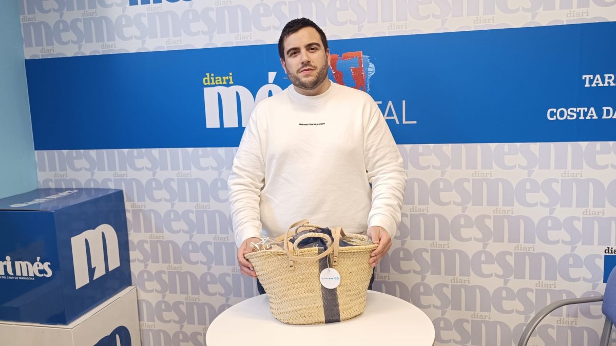 Adrià Teruel Azabal amb la cistella de Caprabo i Diari Més