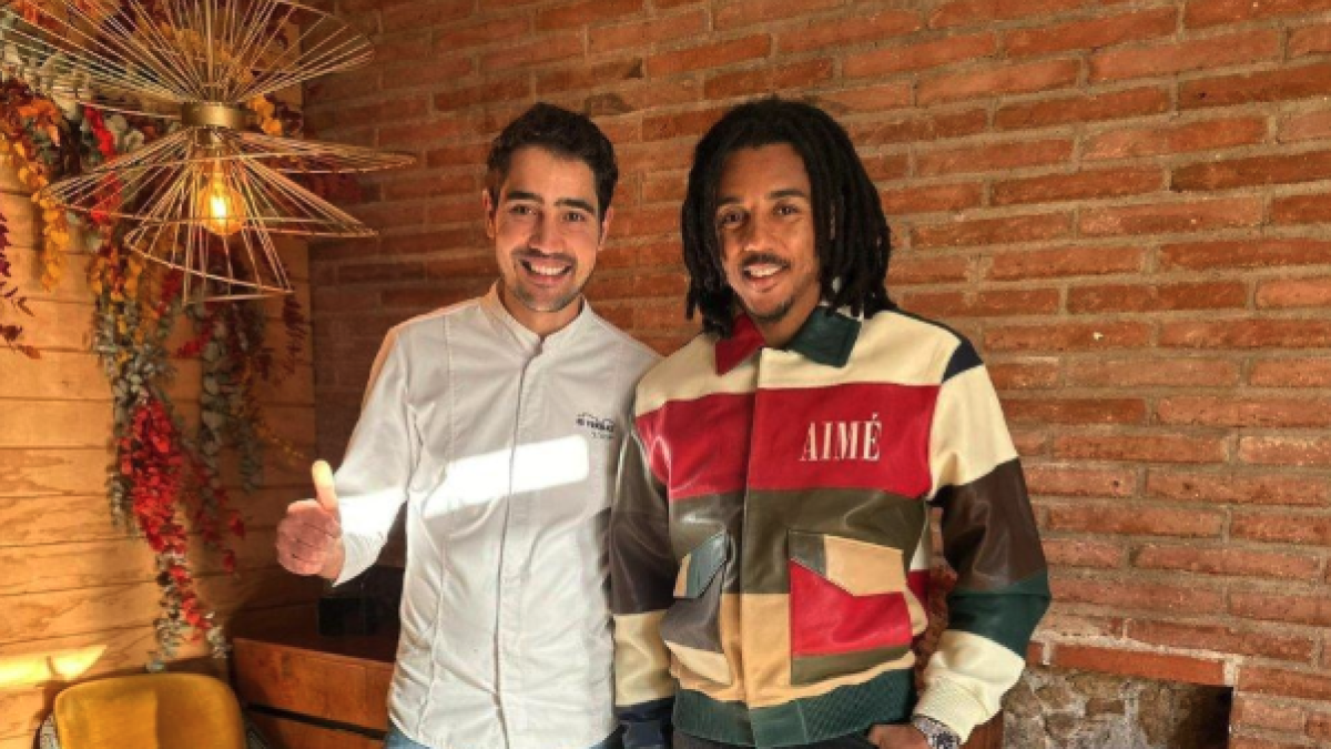 El futbolista del Barça i internacional francès Jules Koundé, i el xef del Restaurant El Terrat de Tarragona, Moha Quach.