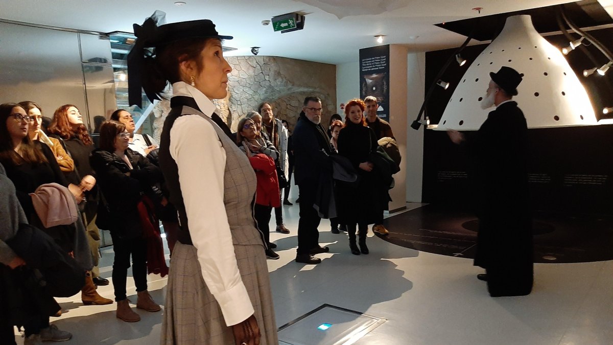 Visita teatralitzada al Gaudí Centre.