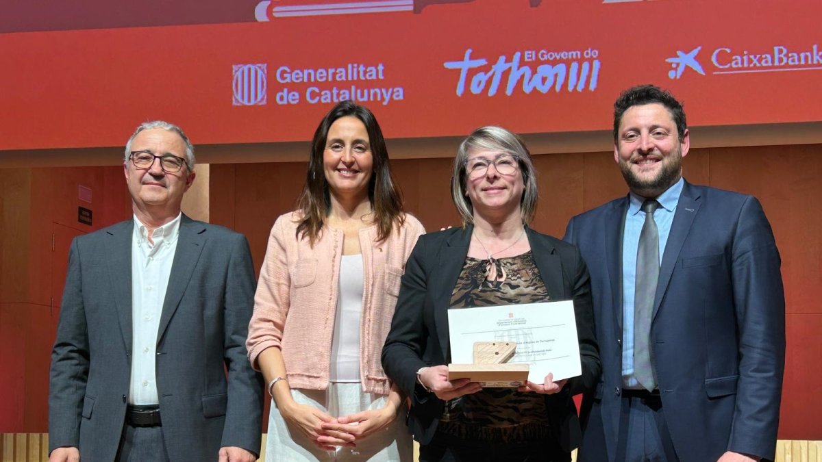 Moment de la recollida del reconeixement a Ematsa.