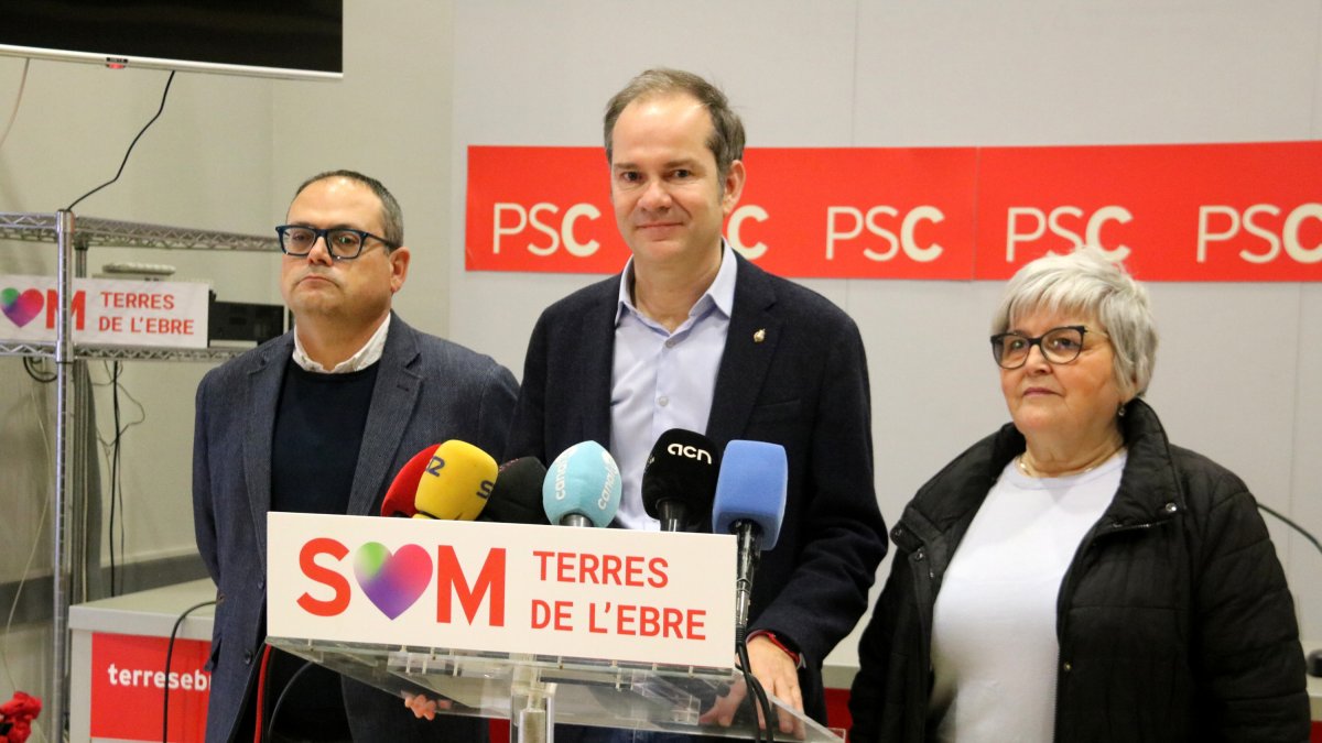 El senador y primer secretario del PSC en el Ebro, Manel de la Vega, con Mercè Pedret y Jaume Roca.