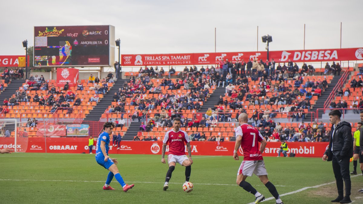 Borja Granero, al centre de la imatge, en el seu primer partit de grana.