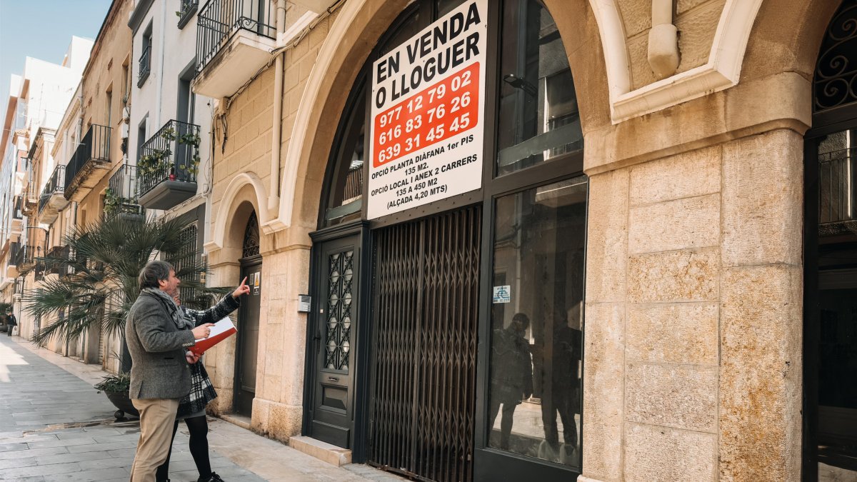 El regidor Subirats, davant d’un dels locals disponibles.