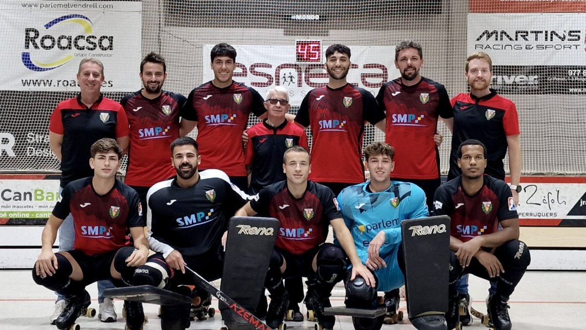 La plantilla del CE Vendrell dirigida per Toni Porta que afrontarà el repte de la Copa aquest dissabte en un format de ‘final four’.