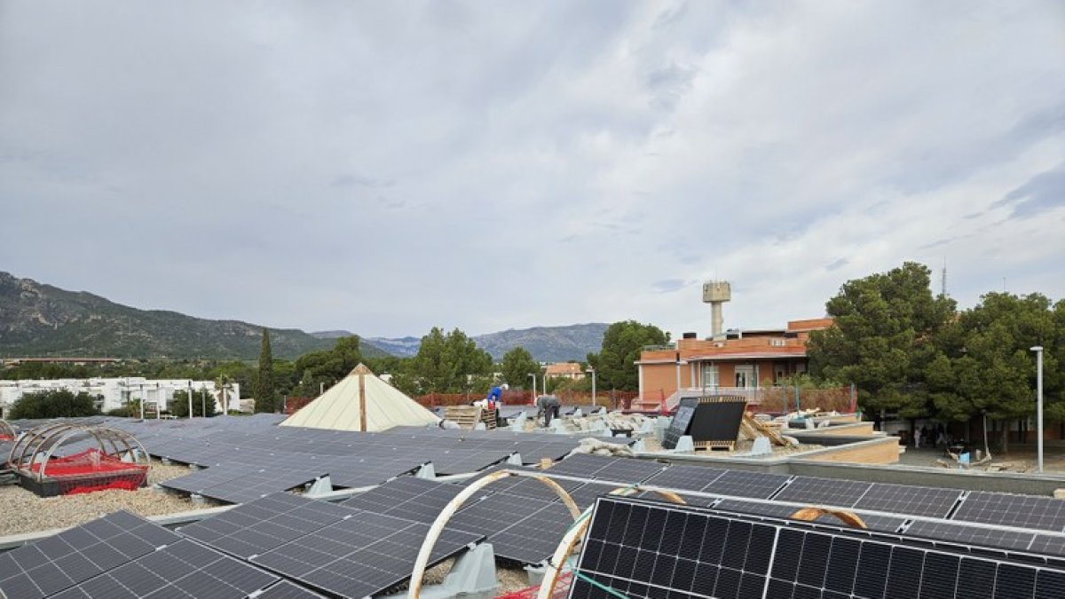 Les plaques solars s'han instal·lat a la coberta de la llar d'infants del municipi.