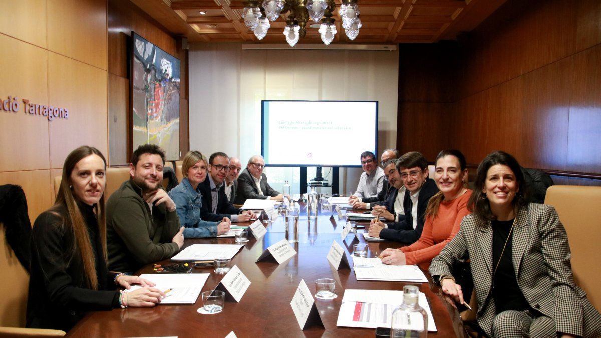 Membres de la comissió mixta Diputació- URV, presidida per la presidenta de la Diputació de Tarragona, Noemí Llauradó i el rector de la URV, Josep Pallarès.