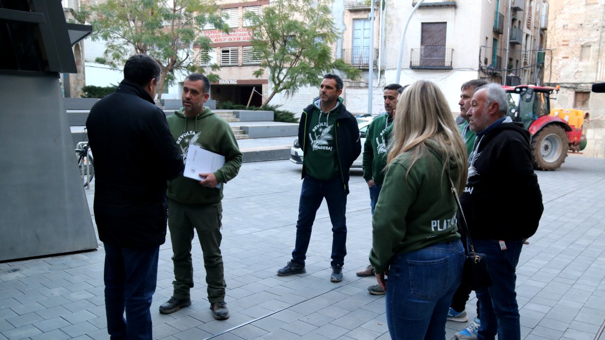 El director d'Agricultura a l'Ebre, Frank Pérez, rep els representants de Revolta Pagesa.