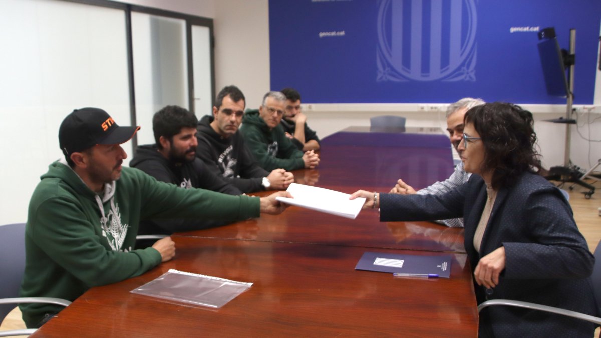 Representants del Gremi de la Pagesia Catalana al Camp de Tarragona entreguen el manifest a la directora dels Serveis Territorials d'Agricultura a Tarragona, Glòria Tibau.