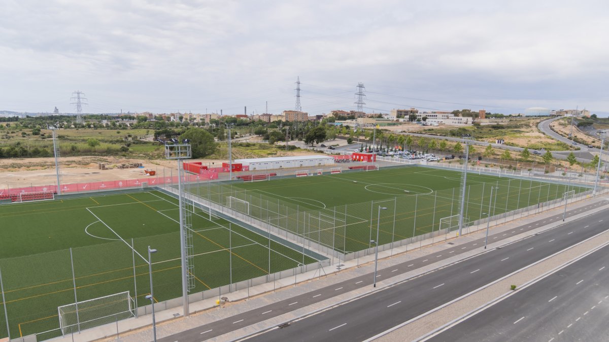 Un dels camps de la Ciutat Esportiva del Nàstic, on el club ha oferit jugar a l’Associació de Veterans.