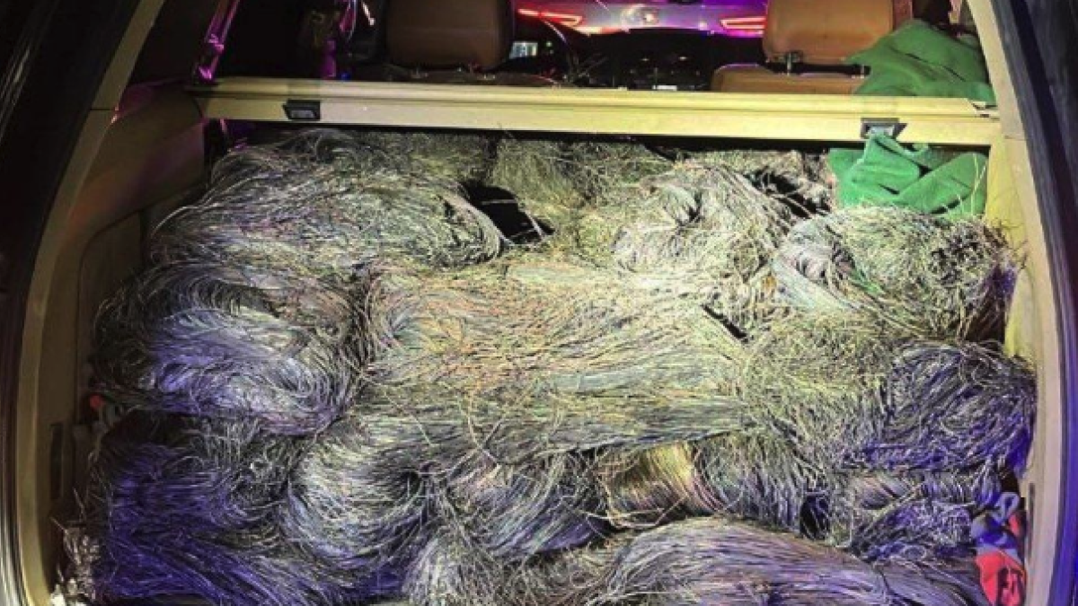 El cable de coure al maleter d'un vehicle que els Mossos d'Esquadra van aturar a l'autopista a l'AP-7 a l'Ampolla.