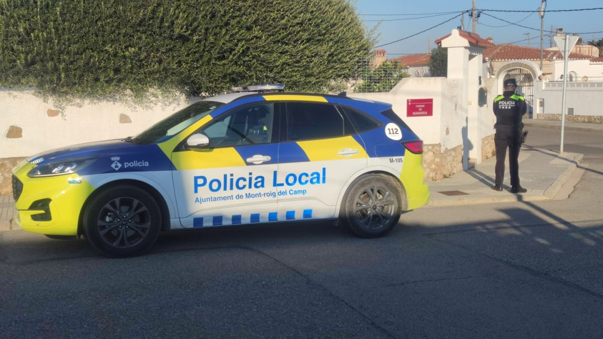 Un agente de la Policía Local de Mont-roig del Camp en la zona donde se han producido recientemente robos.