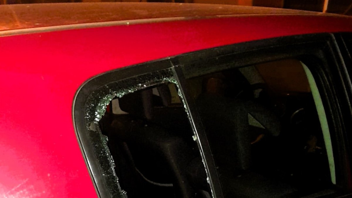 Imatge d'un cotxe amb els vidres trencats.