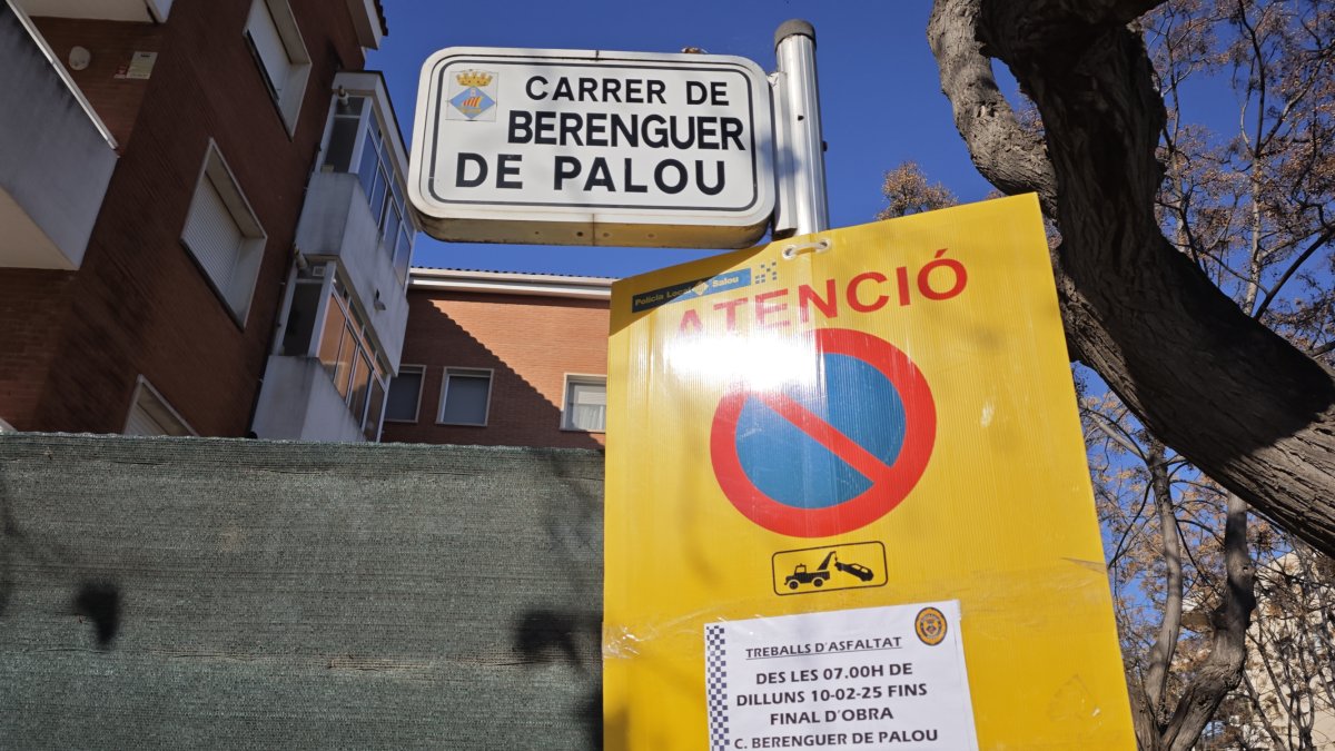 Imatge de la senyalització que indica els treballs d'asfaltat