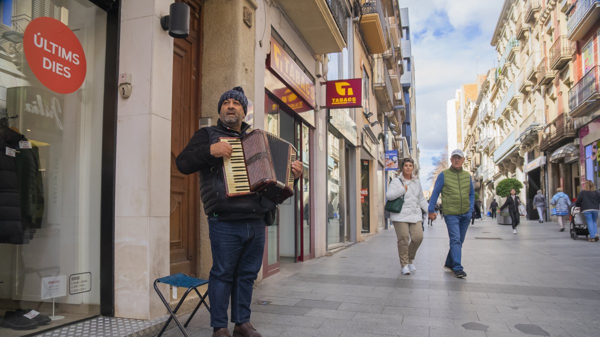 El acordeonista Udila Suka, en un instante de la interpretación de su repertorio justo en medio de la calle de Llovera