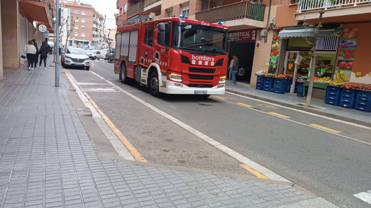Imagen de una dotación de Bomberos en la calle Virgen Montserrat de Vila-seca.
