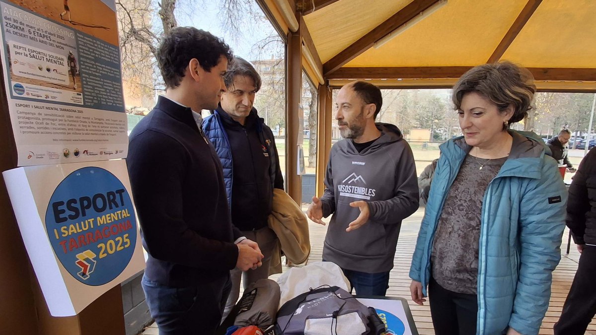 Jesús Gellida, en el centro de la imagen, explicando detalles del proyecto al concejal de Deportes, Mario Soler.