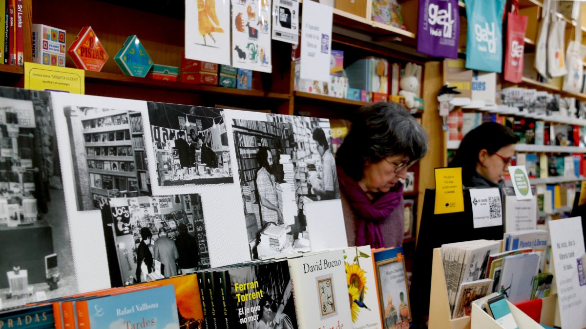 Fotografías de los inicios de la librería Gaudí con la actual propietaria, Montsant Fonts, en el mostrador.