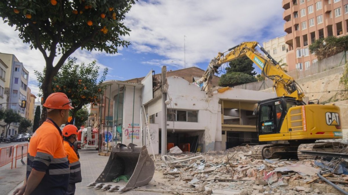 Imagen de una máquina excavando en el residencial que se está construyendo en la Via Augusta.