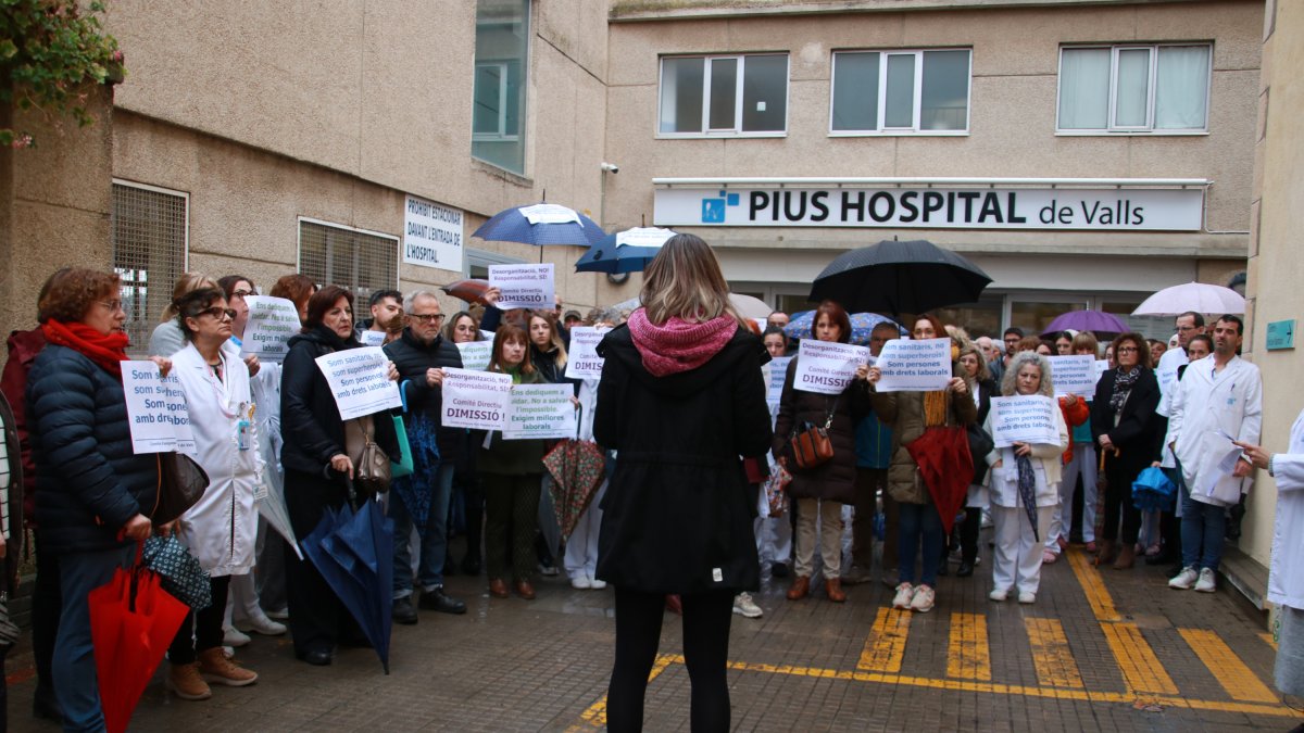 Trabajadores de Pius Hospital de Valls concentrados para exigir mejoras y más recursos.