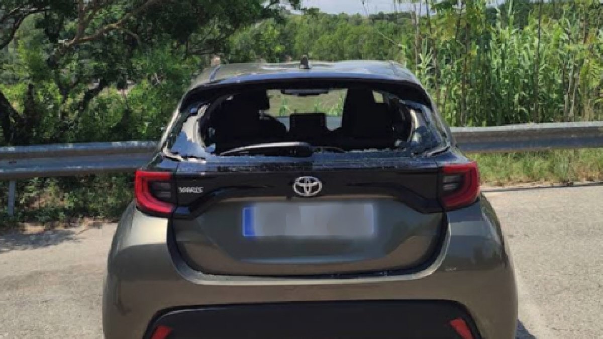 Imatge d'un cotxe amb els vidres trencats a l'aparcament del Mirador de l'Aqüeducte de les Ferreres, o Pont del Diable.