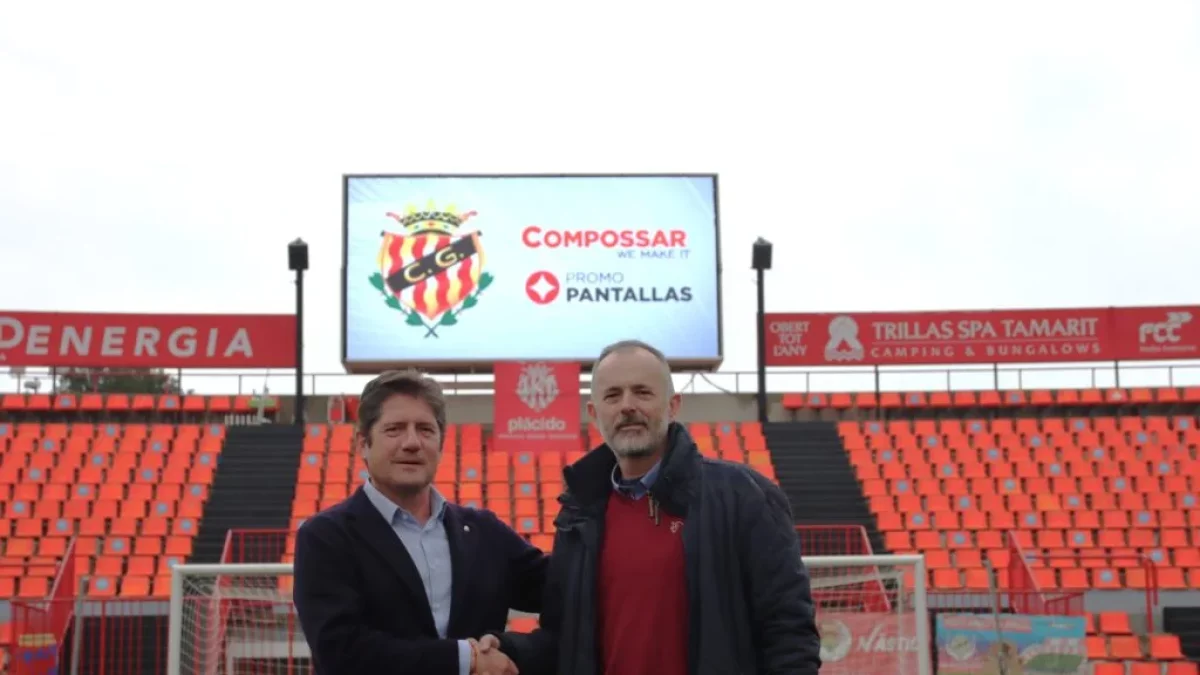 El gerente de Compossar, Narcís Ortega, y el presidente ejecutivo del Nàstic, Lluís Fàbregas, con el nuevo videomarcador del Nuevo Estadio Costa Daurada.