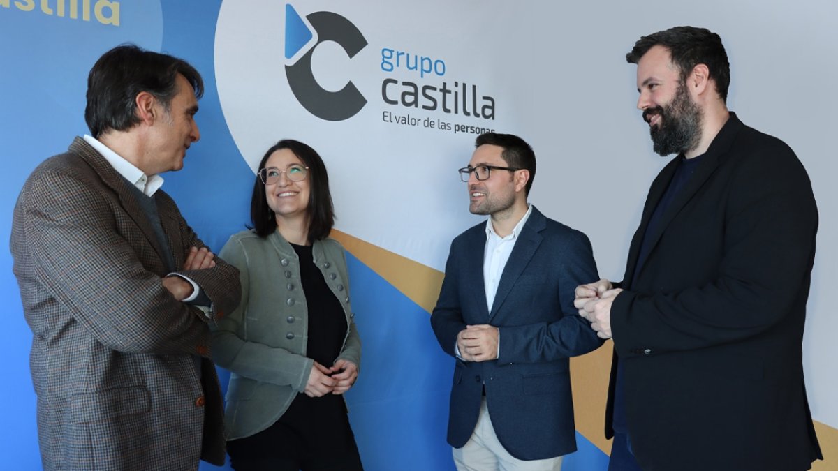 A la izquierda, Moisés Fabra y Carla Carulla del Grupo Castilla. A la derecha, Sergi Novo, del Clúster TIC Sud.