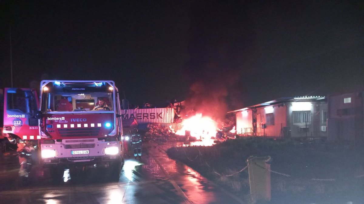 Los Bombers trabajando en el incendio de la Selva.