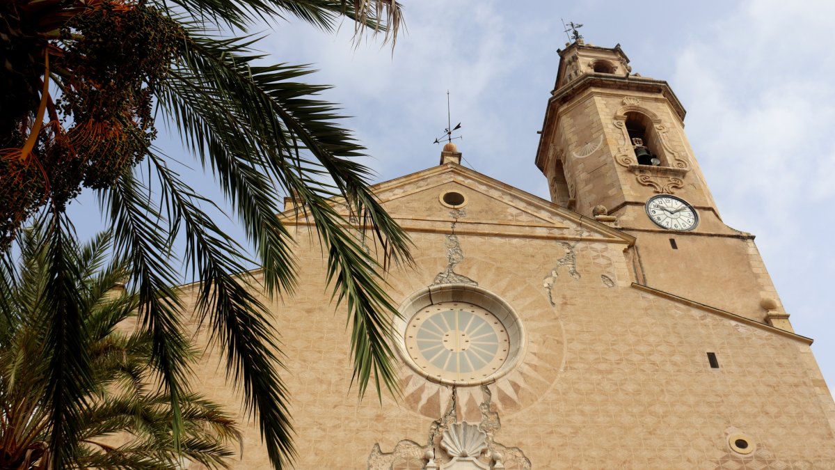 Imagen de la fachada de la iglesia de Constantí con las grietas.