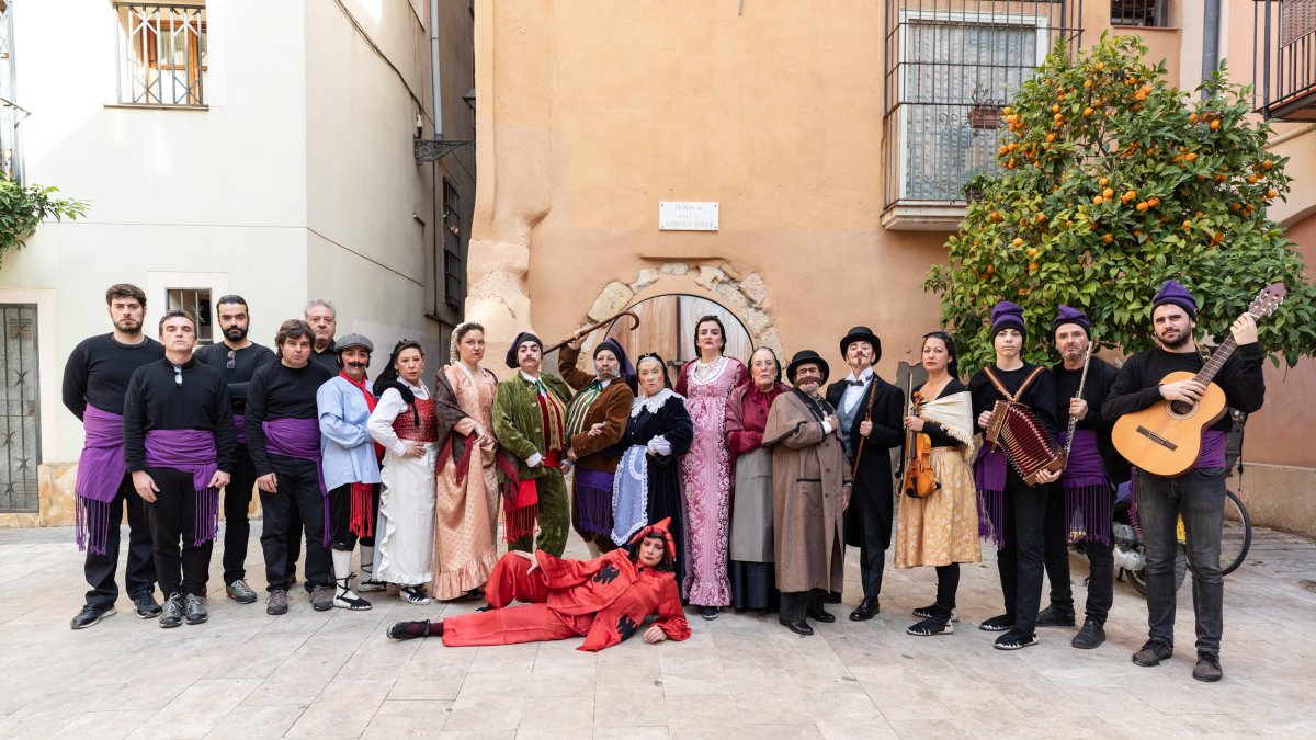 Imatge dels integrants del recuperat ball parlat Sogra i Nora.