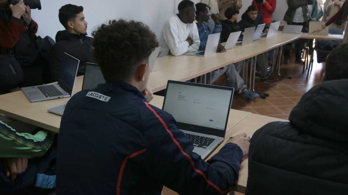 Un alumne atén una classe del programa 'Codicrack' a Altafulla.