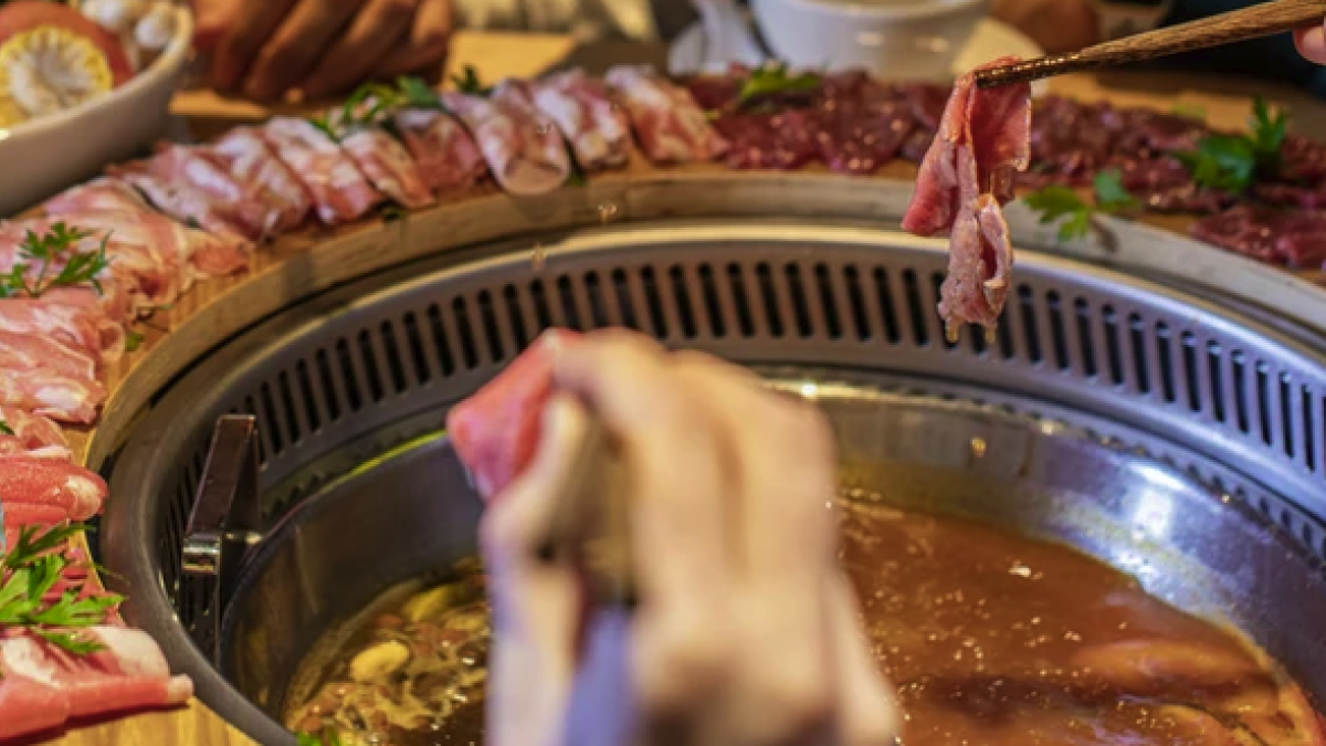 Imatge de dues persones gaudint de l'experiència Hot Pot