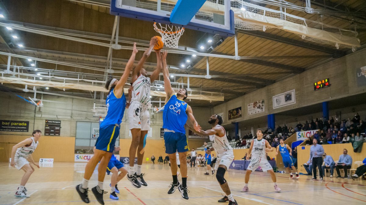 El jugador del CB Salou, Fernando Revilla, intentant agafar un rebot durant el duel contra el Fibwi Palma.