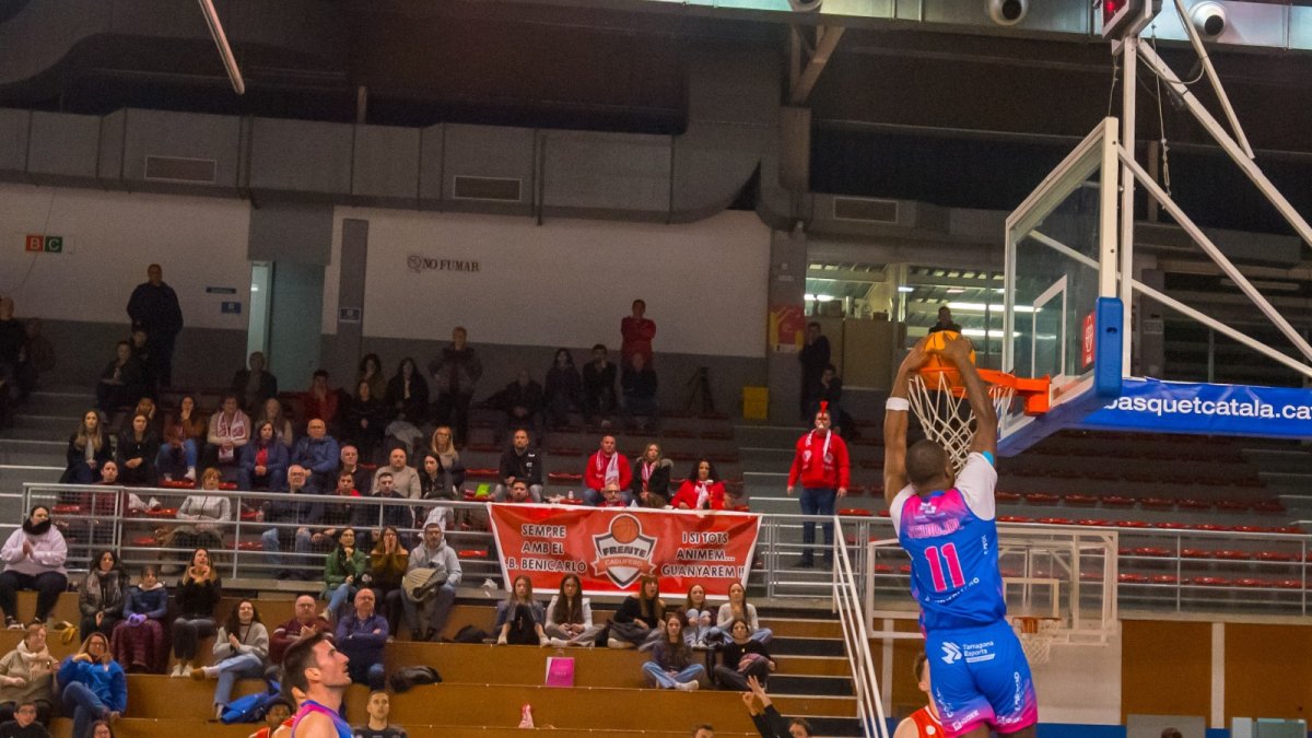 Boe Nguidjol completando un 'alley-oop' el último sábado.