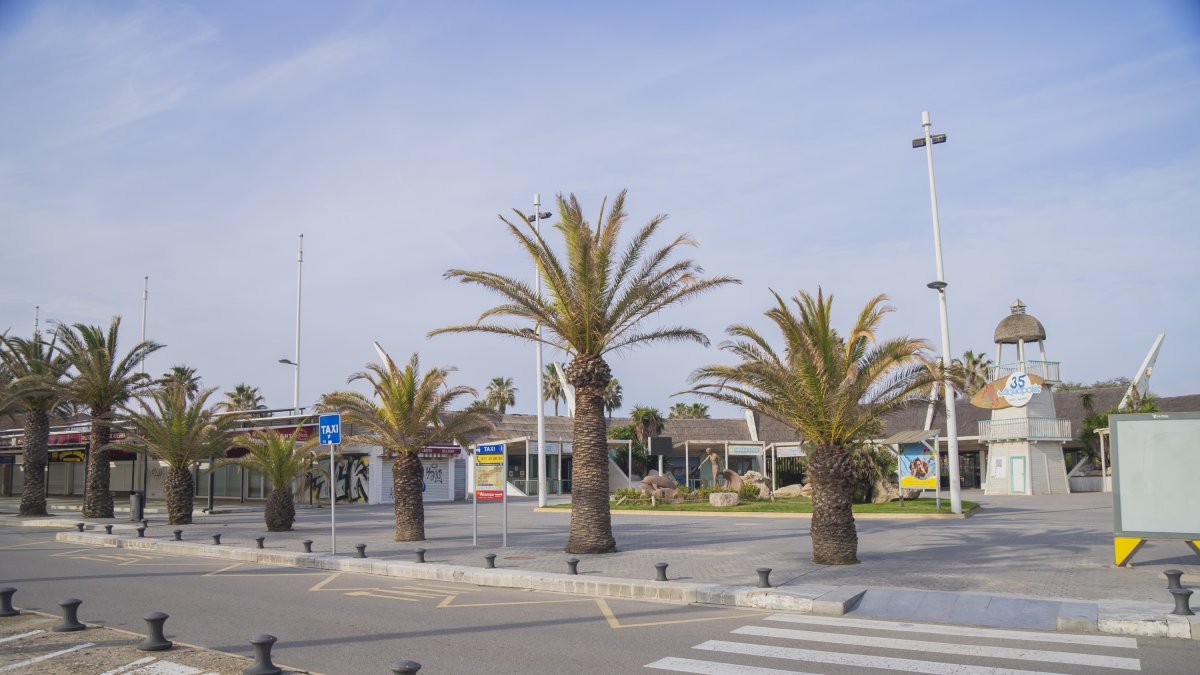 La entrada del Aquopolis Costa Daurada y los locales comerciales del paseo Pau Casals