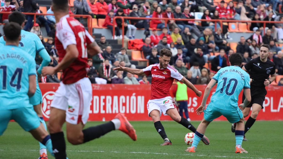 El migcampista del Nàstic, Roberto Torres, provant un tir des de la frontal de l’àrea en una de les poques ocasions del conjunt grana dissabte.